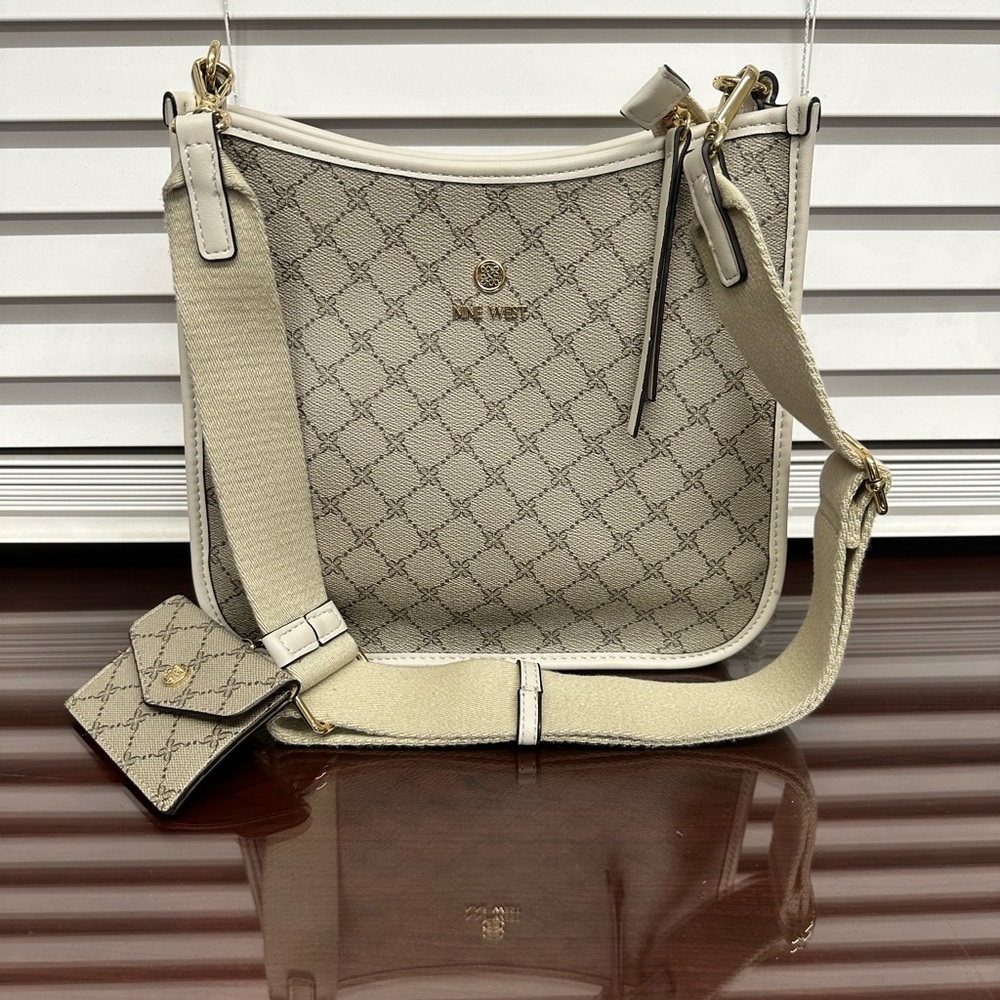 Nine West Crossbody-EUC